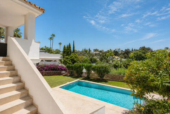 FOR SALE 🌟🏡 Renovated Family Villa in El Rosario🇪🇸 Marbella East, Costa del Sol 🇪🇸