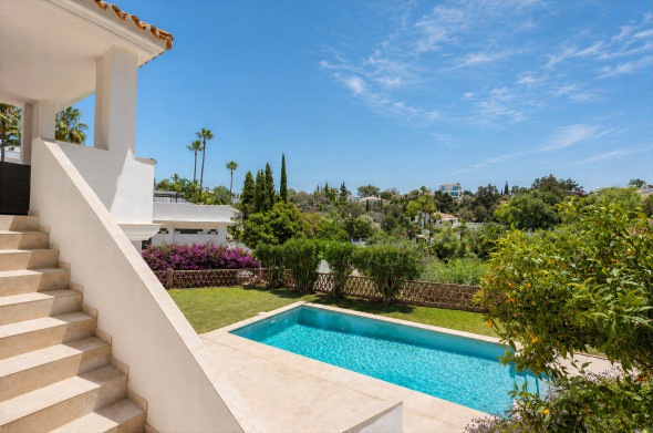 FOR SALE 🌟🏡 Renovated Family Villa in El Rosario🇪🇸 Marbella East, Costa del Sol 🇪🇸