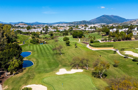 FOR SALE 🌟🏡 Refurbished Frontline Golf Townhouse with Rental Potential🇪🇸 Nueva Andalucía, Marbella 🇪🇸