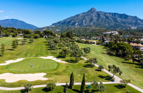 FOR SALE 🌟🏡 Refurbished Frontline Golf Townhouse with Rental Potential🇪🇸 Nueva Andalucía, Marbella 🇪🇸