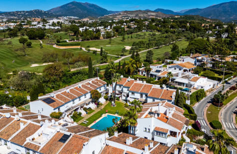FOR SALE 🌟🏡 Refurbished Frontline Golf Townhouse with Rental Potential🇪🇸 Nueva Andalucía, Marbella 🇪🇸