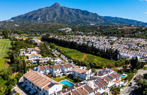 FOR SALE 🌟🏡 Refurbished Frontline Golf Townhouse with Rental Potential🇪🇸 Nueva Andalucía, Marbella 🇪🇸