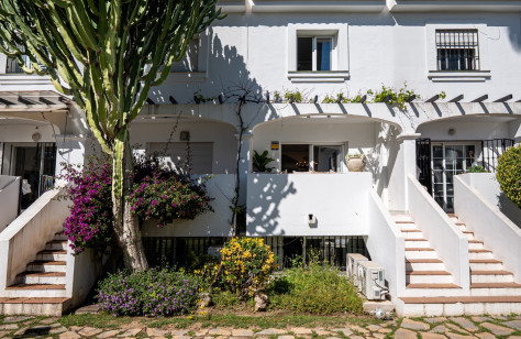FOR SALE 🌟🏡 Refurbished Frontline Golf Townhouse with Rental Potential🇪🇸 Nueva Andalucía, Marbella 🇪🇸