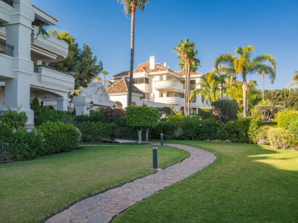 FOR SALE 🌟🏢 Renovated Ground-Floor Apartment with Sea Views🇪🇸 Altos Reales, Sierra Blanca, Marbella 🇪🇸