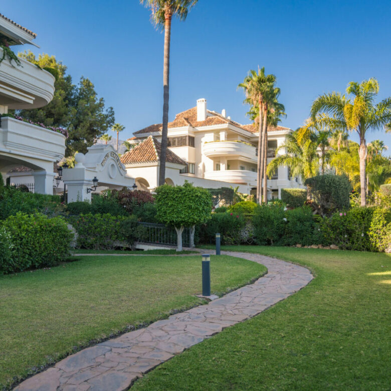 FOR SALE 🌟🏢 Renovated Ground-Floor Apartment with Sea Views🇪🇸 Altos Reales, Sierra Blanca, Marbella 🇪🇸