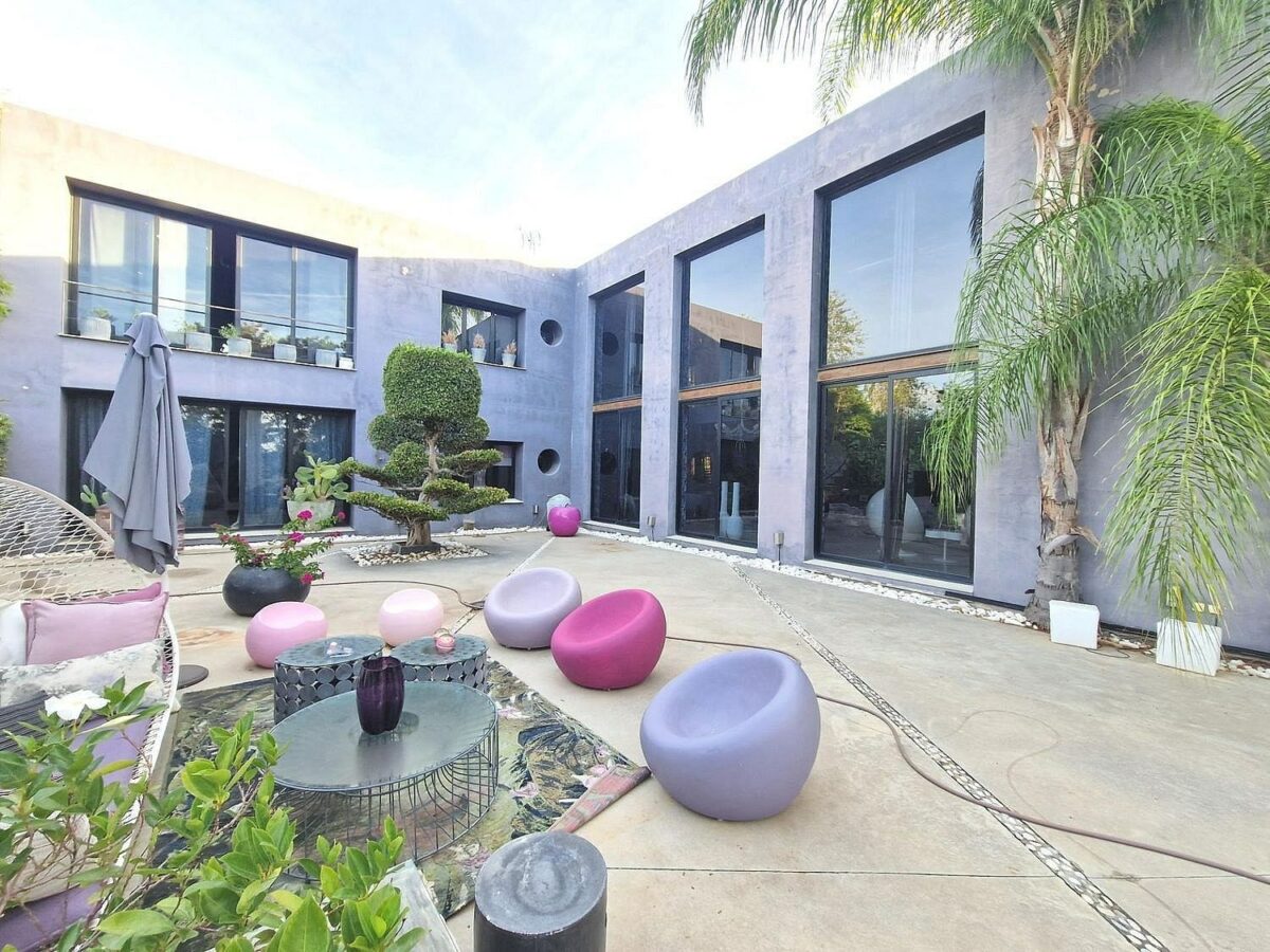 Private villa on a 1800 m2 plot in a quiet cul-de-sac Atalaya New Golden Mile