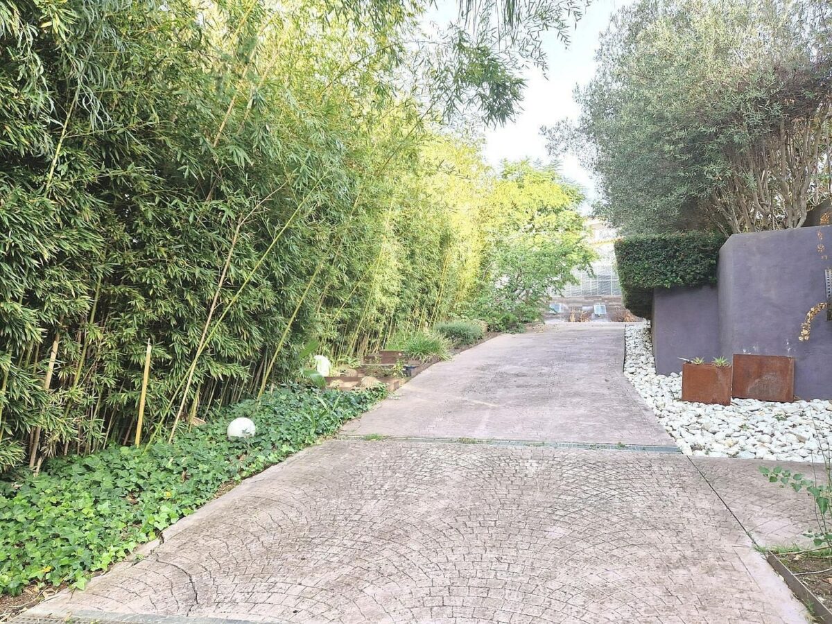 Private villa on a 1800 m2 plot in a quiet cul-de-sac Atalaya New Golden Mile