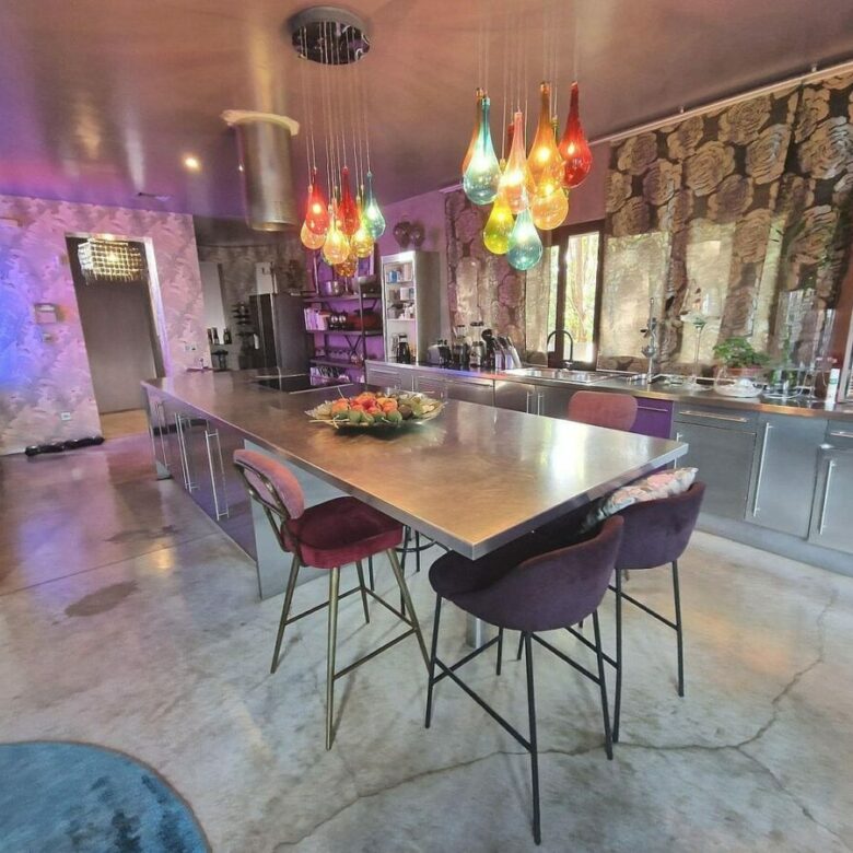 Private villa on a 1800 m2 plot in a quiet cul-de-sac Atalaya New Golden Mile