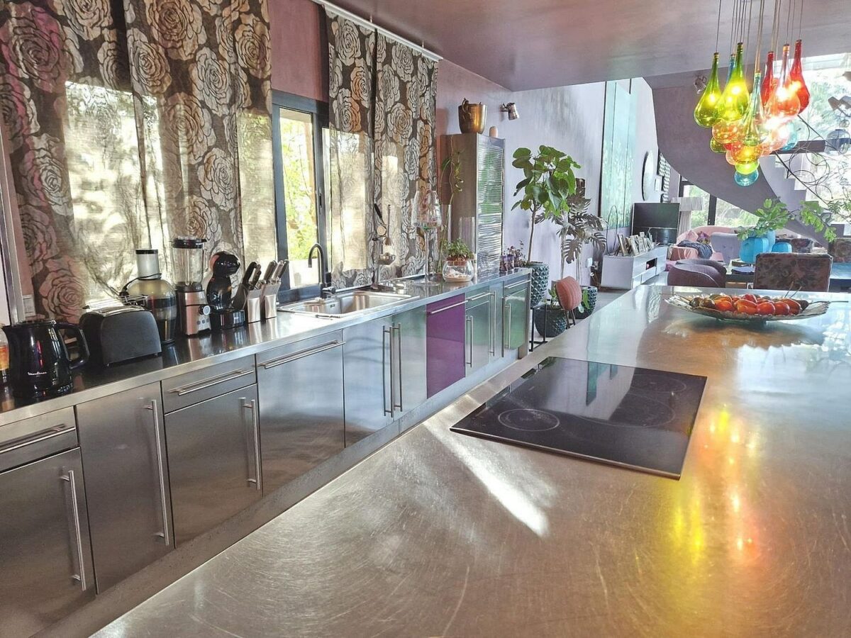 Private villa on a 1800 m2 plot in a quiet cul-de-sac Atalaya New Golden Mile