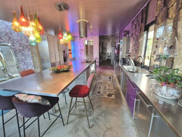 Private villa on a 1800 m2 plot in a quiet cul-de-sac Atalaya New Golden Mile