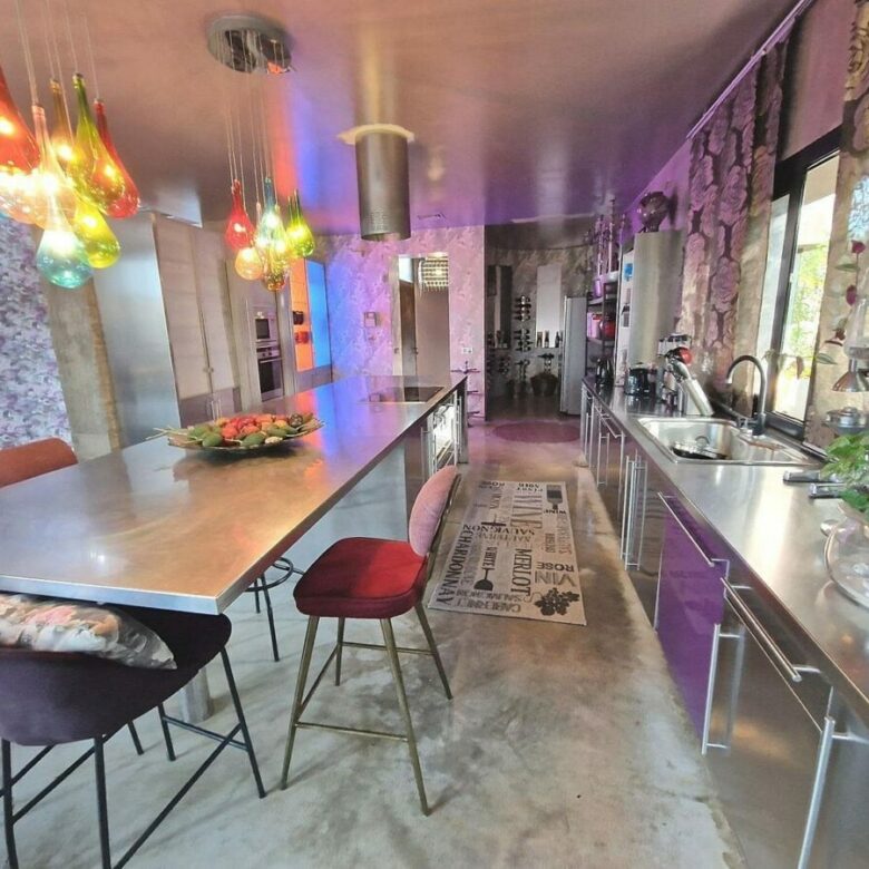 Private villa on a 1800 m2 plot in a quiet cul-de-sac Atalaya New Golden Mile