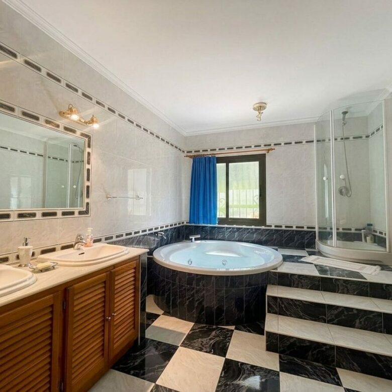 Rustic villa with pool and jacuzzi El Rosario Marbella East