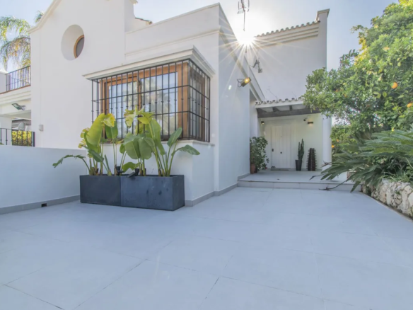 FOR SALE 🏡 Five-Bedroom Villa with Private Pool – Nagüeles, Golden Mile, Marbella