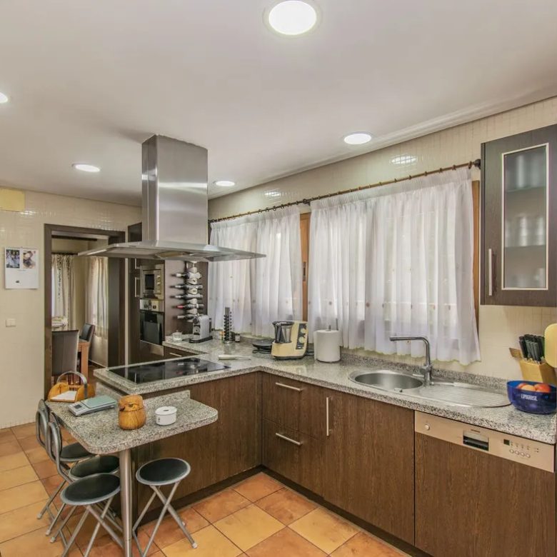 FOR SALE 🏡 Five-Bedroom Villa with Private Pool – Nagüeles, Golden Mile, Marbella