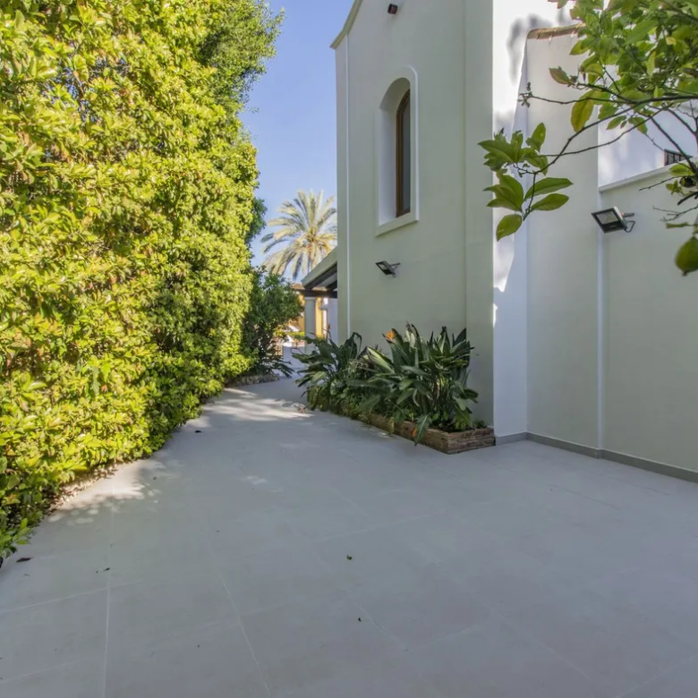 FOR SALE 🏡 Five-Bedroom Villa with Private Pool – Nagüeles, Golden Mile, Marbella