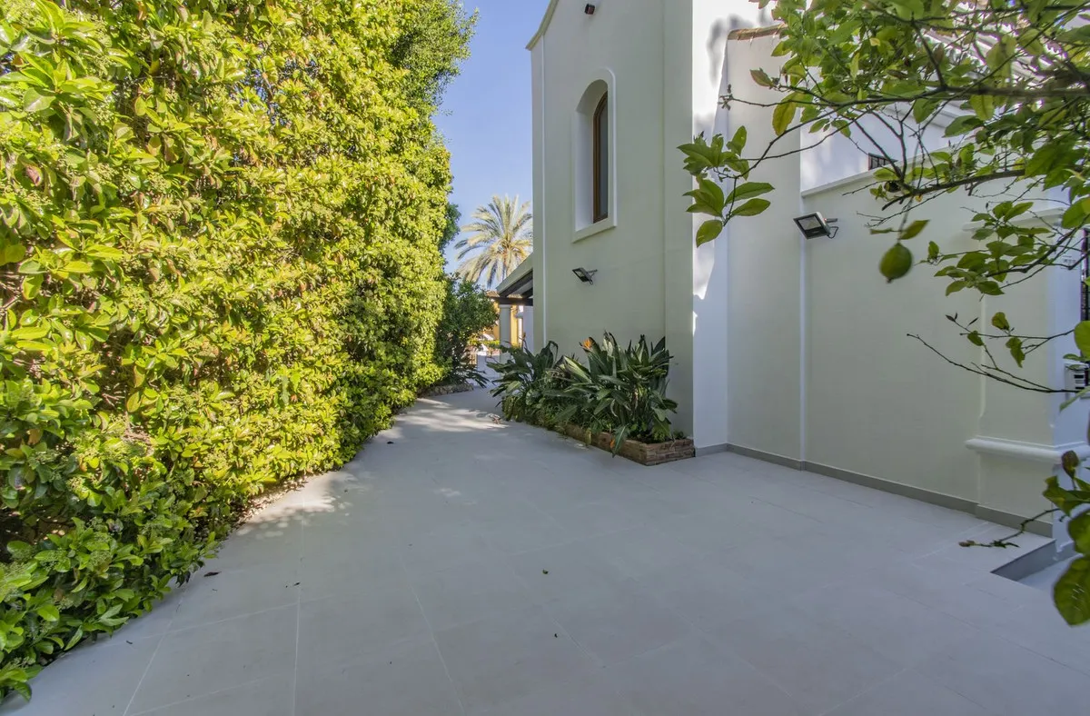 FOR SALE 🏡 Five-Bedroom Villa with Private Pool – Nagüeles, Golden Mile, Marbella