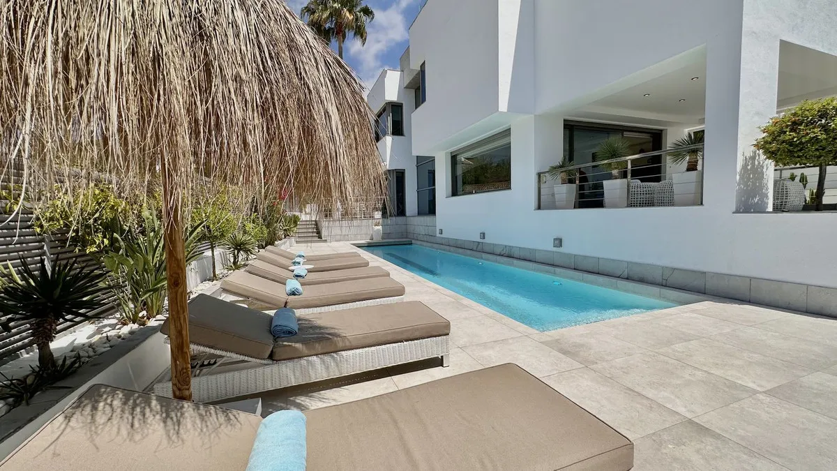 FOR SALE 🏡 New-Build Villa with Panoramic Roof Terrace – Nagüeles, Golden Mile, Marbella