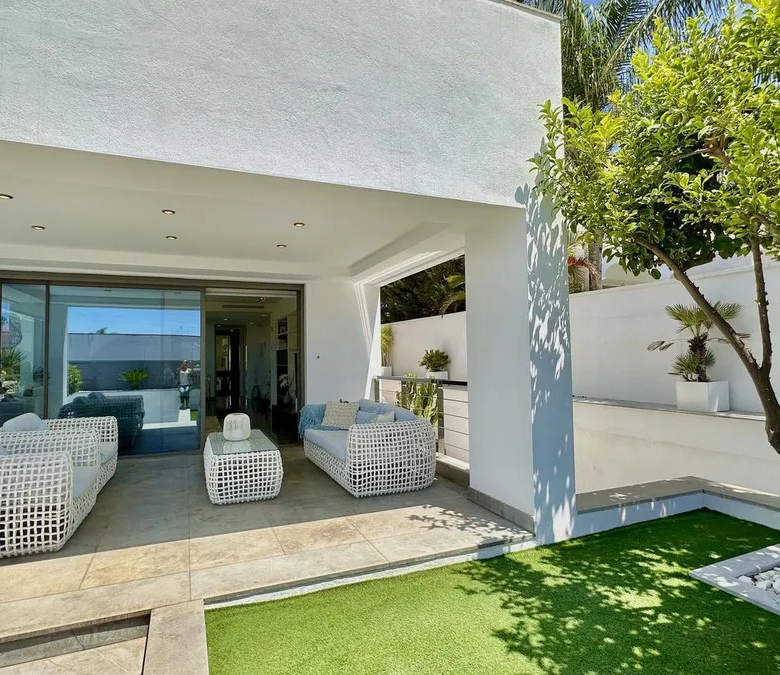 FOR SALE 🏡 New-Build Villa with Panoramic Roof Terrace – Nagüeles, Golden Mile, Marbella