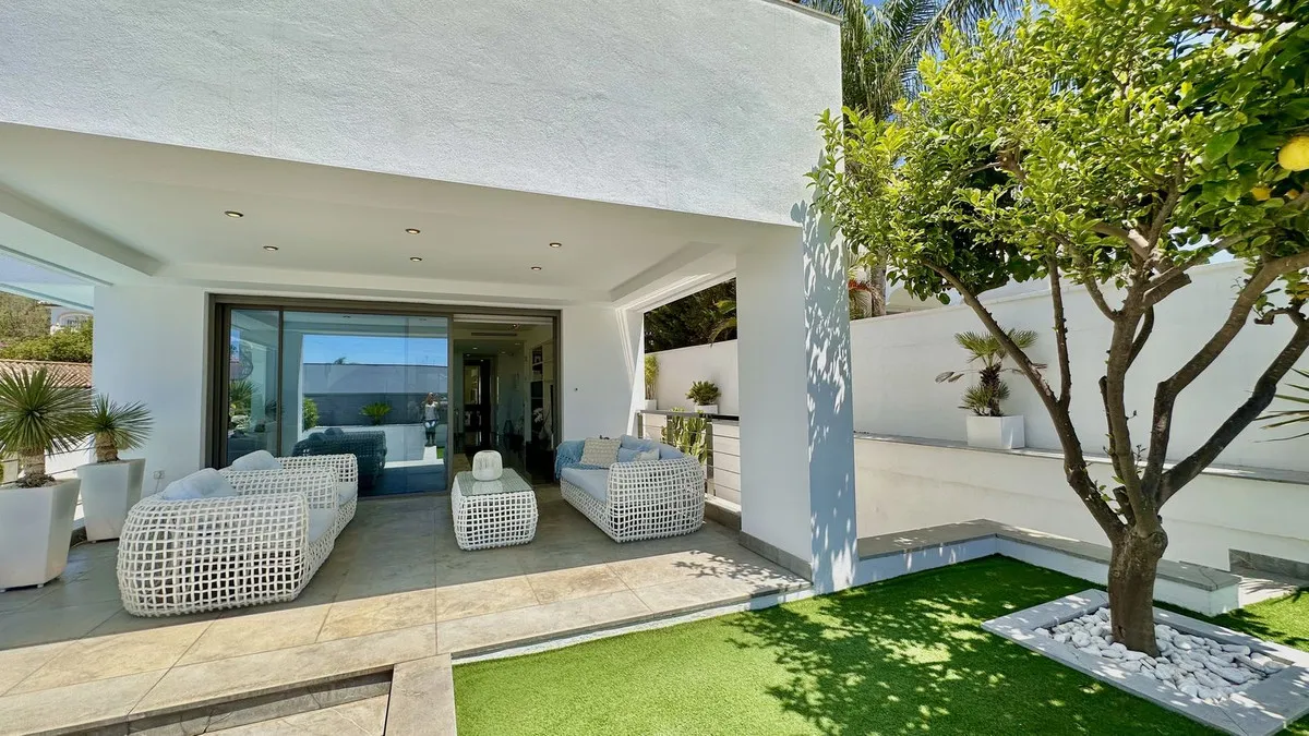 FOR SALE 🏡 New-Build Villa with Panoramic Roof Terrace – Nagüeles, Golden Mile, Marbella
