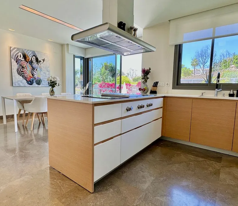 FOR SALE 🏡 New-Build Villa with Panoramic Roof Terrace – Nagüeles, Golden Mile, Marbella