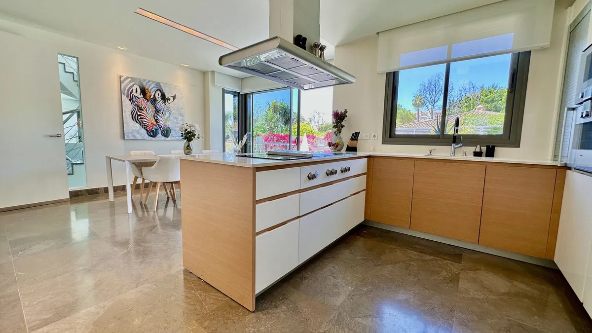 FOR SALE 🏡 New-Build Villa with Panoramic Roof Terrace – Nagüeles, Golden Mile, Marbella