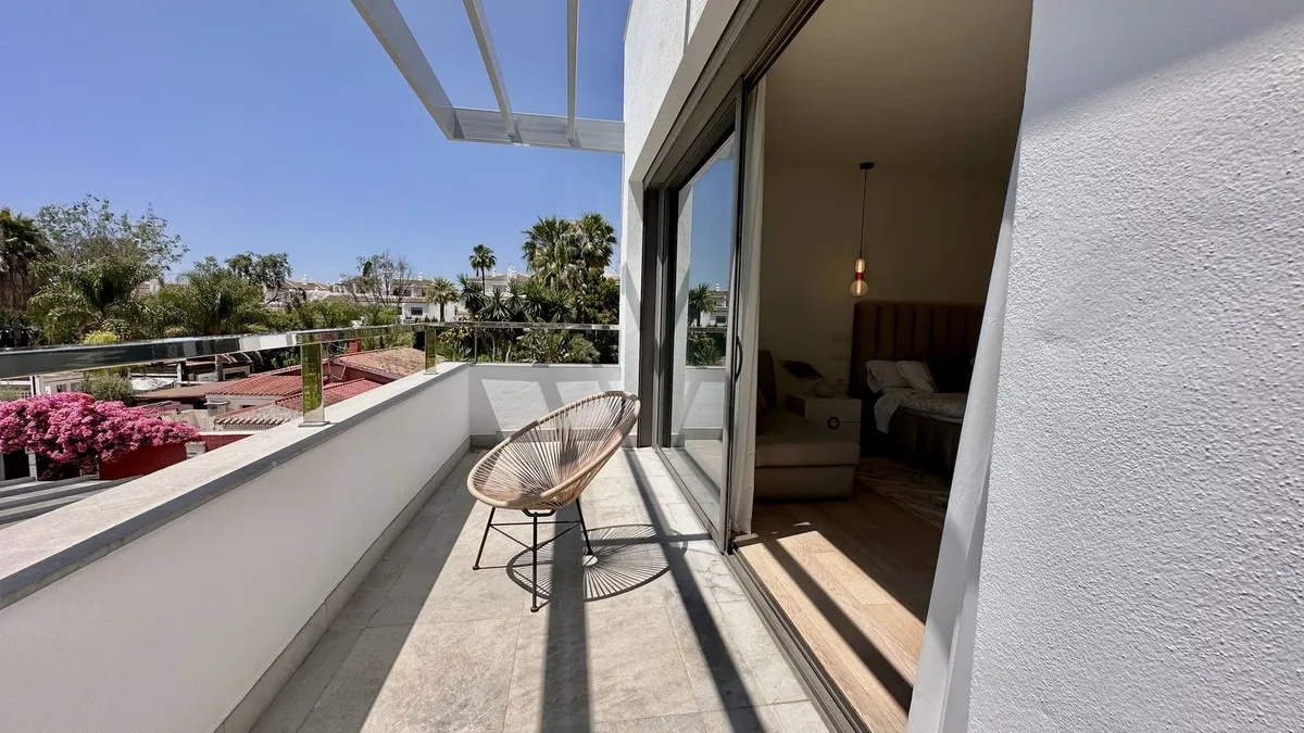 FOR SALE 🏡 New-Build Villa with Panoramic Roof Terrace – Nagüeles, Golden Mile, Marbella