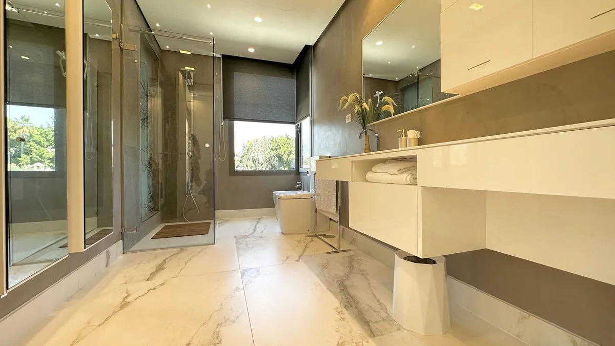 FOR SALE 🏡 New-Build Villa with Panoramic Roof Terrace – Nagüeles, Golden Mile, Marbella