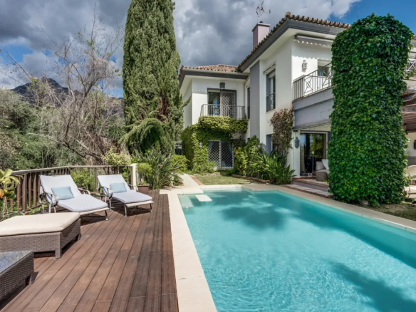 FOR SALE 🏡 South-Facing Classic Villa with Heated Pool – Rocío de Nagüeles, Golden Mile, Marbella