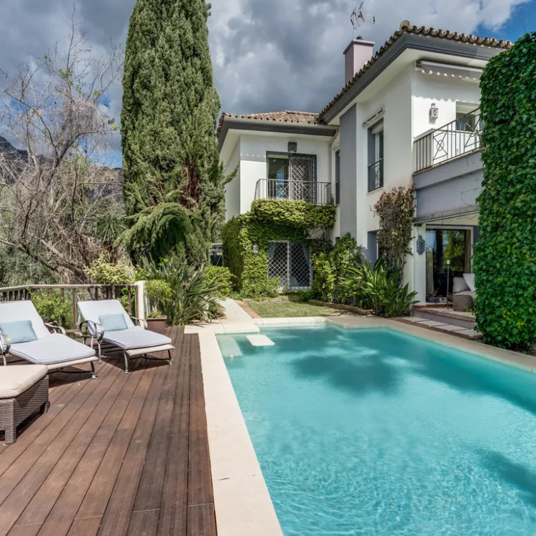 FOR SALE 🏡 South-Facing Classic Villa with Heated Pool – Rocío de Nagüeles, Golden Mile, Marbella