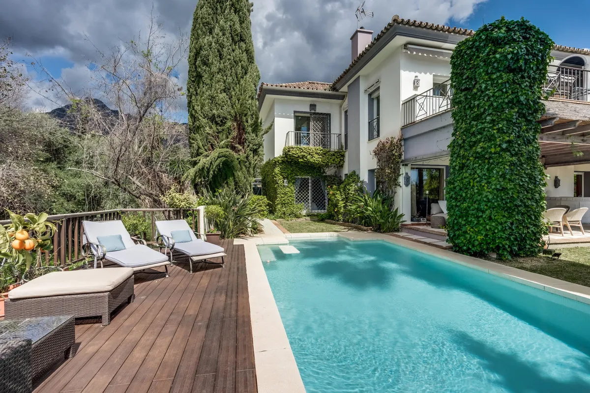 FOR SALE 🏡 South-Facing Classic Villa with Heated Pool – Rocío de Nagüeles, Golden Mile, Marbella
