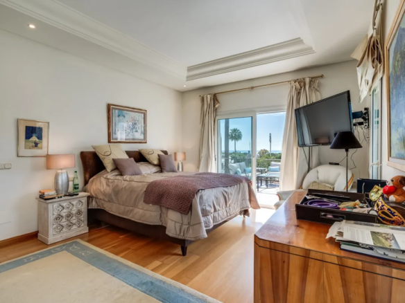 FOR SALE 🏡 South-Facing Classic Villa with Heated Pool – Rocío de Nagüeles, Golden Mile, Marbella