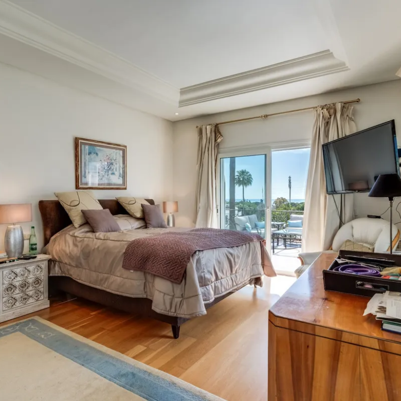 FOR SALE 🏡 South-Facing Classic Villa with Heated Pool – Rocío de Nagüeles, Golden Mile, Marbella