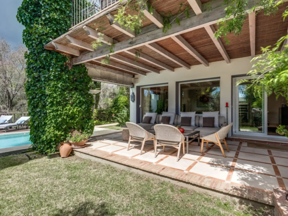 FOR SALE 🏡 South-Facing Classic Villa with Heated Pool – Rocío de Nagüeles, Golden Mile, Marbella