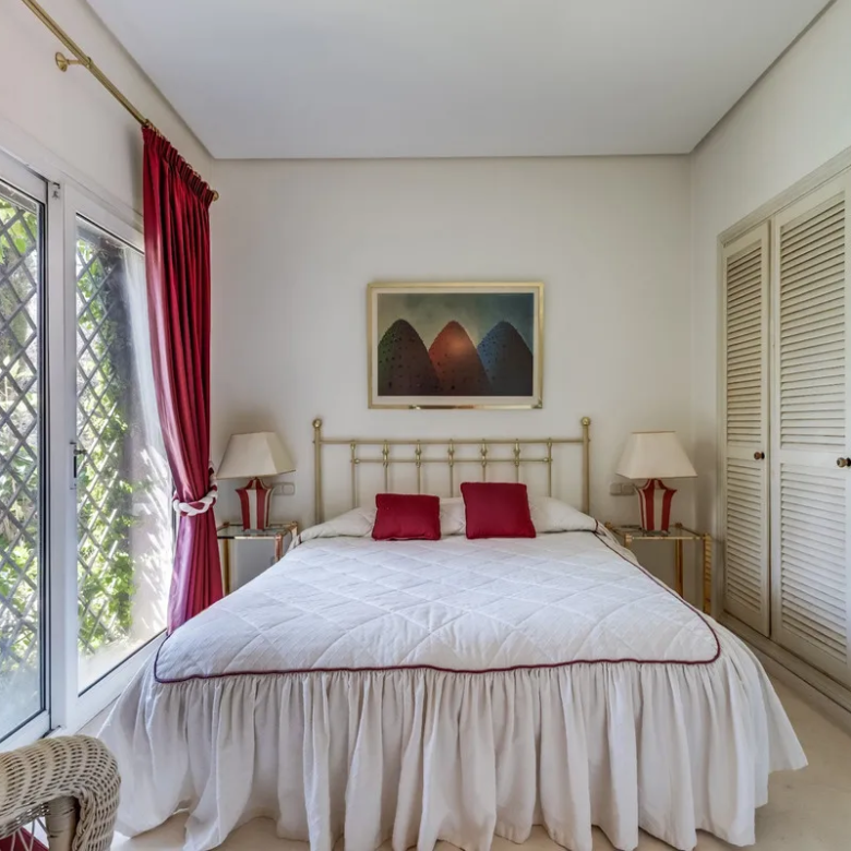 FOR SALE 🏡 South-Facing Classic Villa with Heated Pool – Rocío de Nagüeles, Golden Mile, Marbella