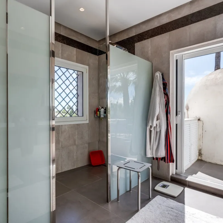FOR SALE 🏡 South-Facing Classic Villa with Heated Pool – Rocío de Nagüeles, Golden Mile, Marbella