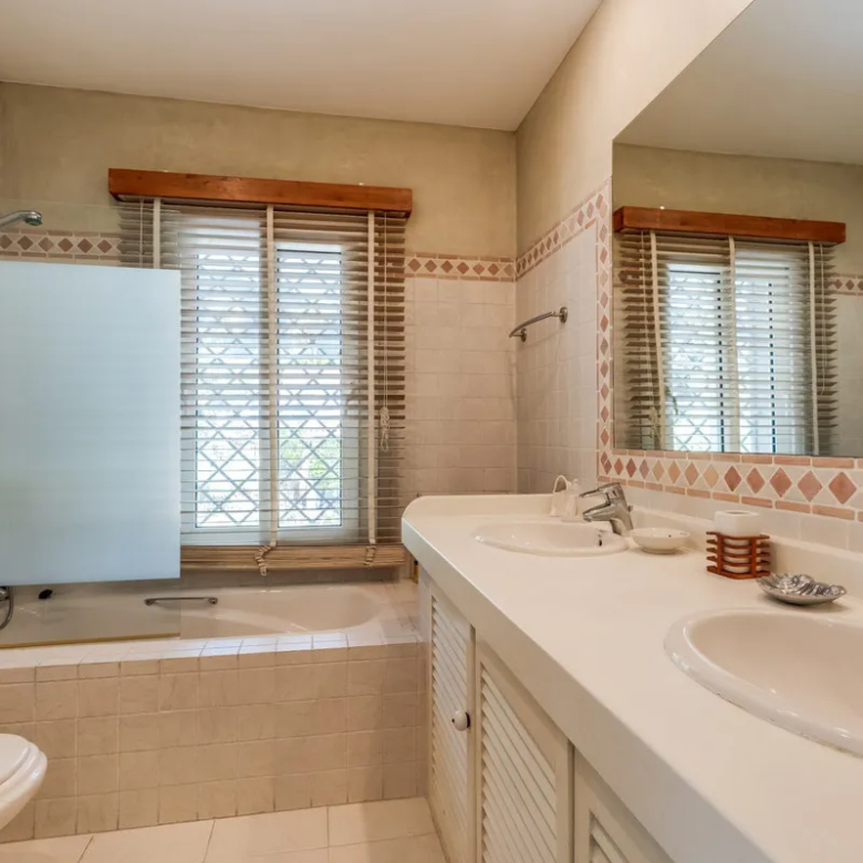 FOR SALE 🏡 South-Facing Classic Villa with Heated Pool – Rocío de Nagüeles, Golden Mile, Marbella