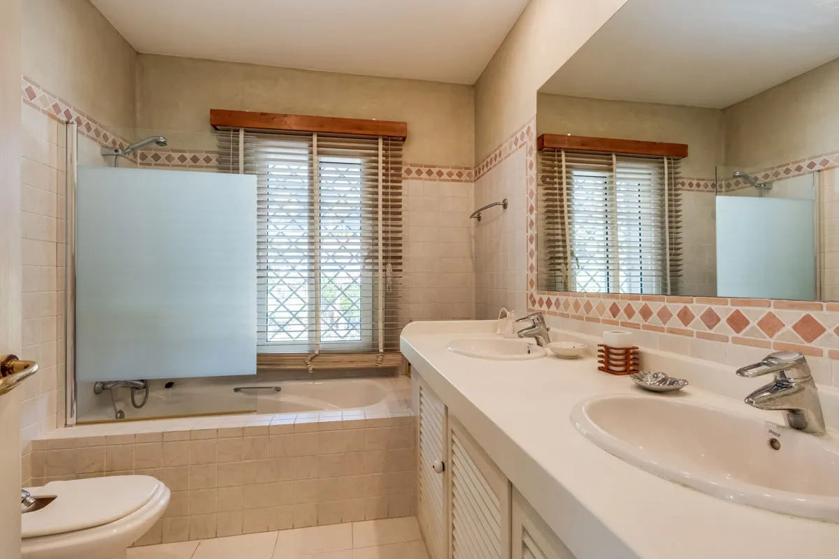 FOR SALE 🏡 South-Facing Classic Villa with Heated Pool – Rocío de Nagüeles, Golden Mile, Marbella