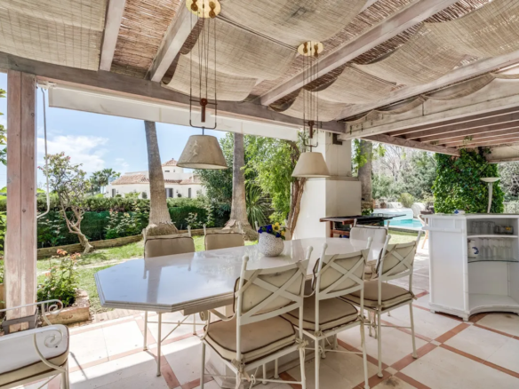 FOR SALE 🏡 South-Facing Classic Villa with Heated Pool – Rocío de Nagüeles, Golden Mile, Marbella