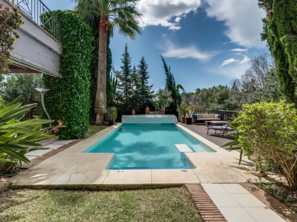 FOR SALE 🏡 South-Facing Classic Villa with Heated Pool – Rocío de Nagüeles, Golden Mile, Marbella