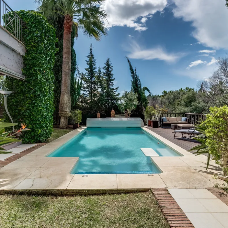 FOR SALE 🏡 South-Facing Classic Villa with Heated Pool – Rocío de Nagüeles, Golden Mile, Marbella