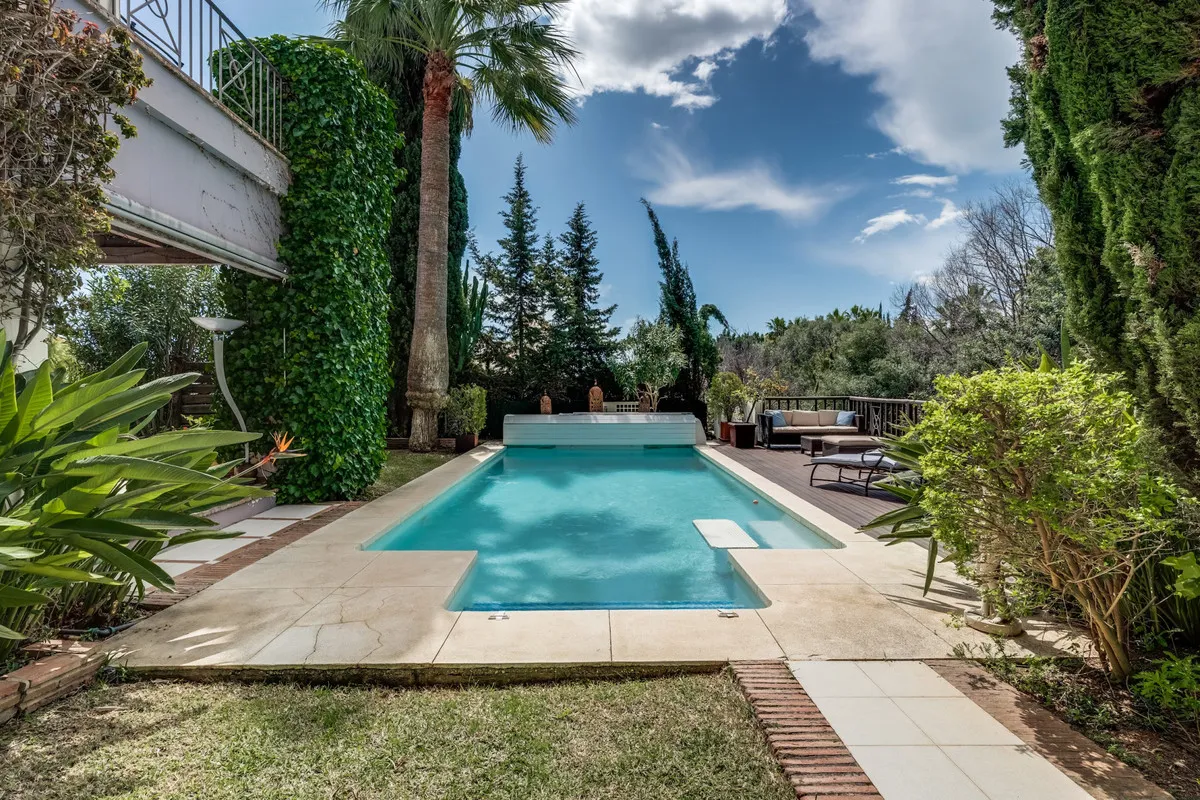 FOR SALE 🏡 South-Facing Classic Villa with Heated Pool – Rocío de Nagüeles, Golden Mile, Marbella