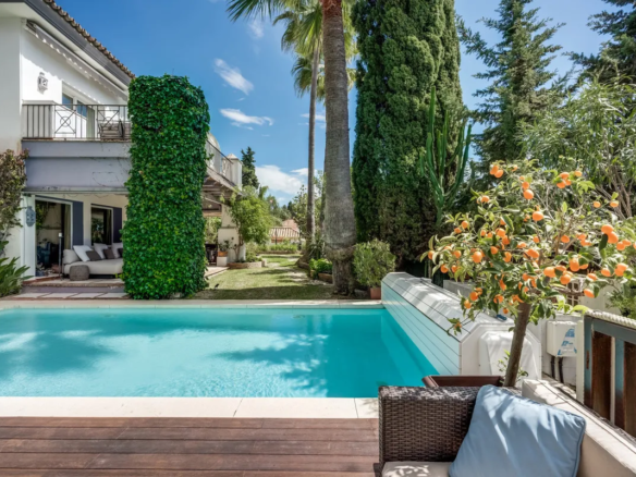 FOR SALE 🏡 South-Facing Classic Villa with Heated Pool – Rocío de Nagüeles, Golden Mile, Marbella