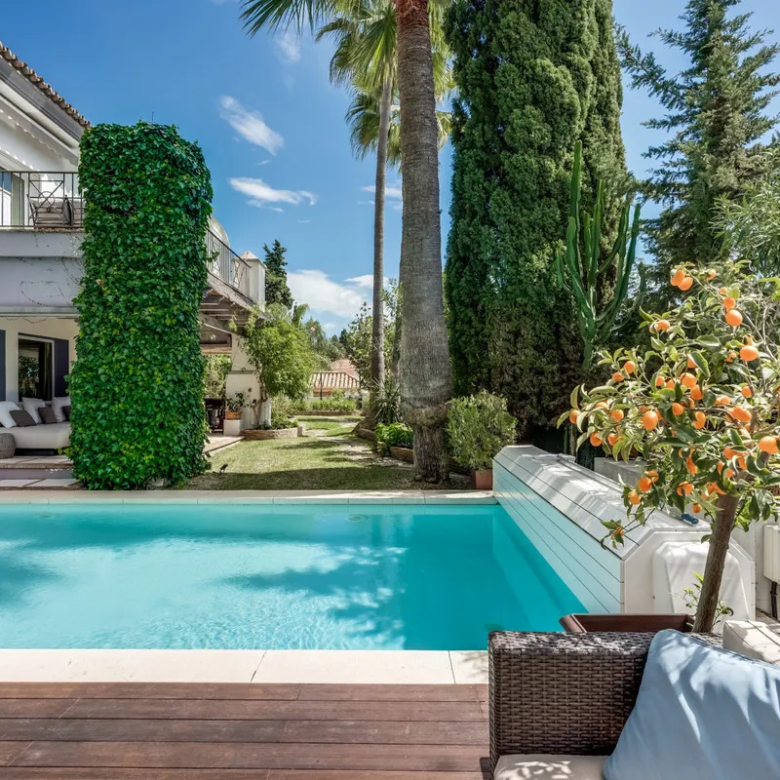 FOR SALE 🏡 South-Facing Classic Villa with Heated Pool – Rocío de Nagüeles, Golden Mile, Marbella