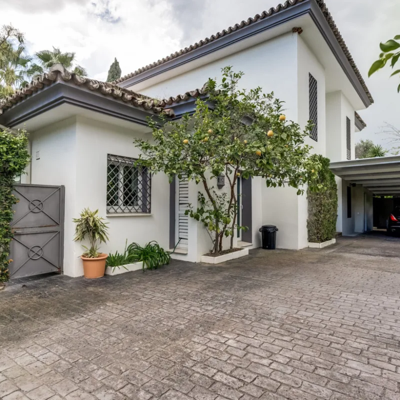 FOR SALE 🏡 South-Facing Classic Villa with Heated Pool – Rocío de Nagüeles, Golden Mile, Marbella