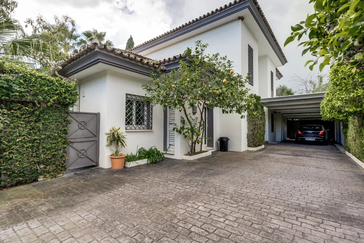 FOR SALE 🏡 South-Facing Classic Villa with Heated Pool – Rocío de Nagüeles, Golden Mile, Marbella