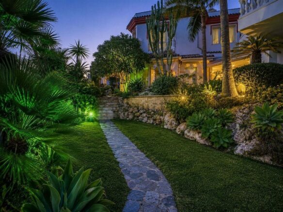 Sea view villa to renovate on a large plot in Hacienda Las Chapas, Marbella East