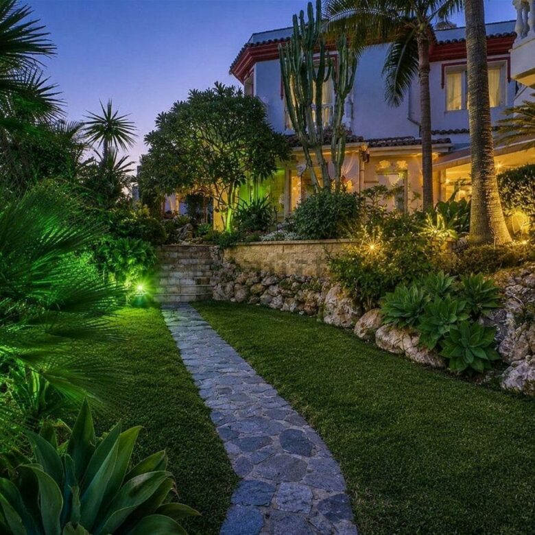 Sea view villa to renovate on a large plot in Hacienda Las Chapas, Marbella East