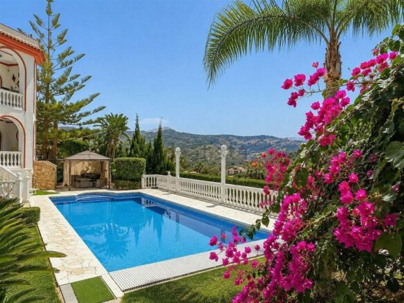 Sea view villa to renovate on a large plot in Hacienda Las Chapas, Marbella East
