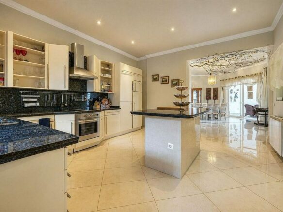 Sea view villa to renovate on a large plot in Hacienda Las Chapas, Marbella East