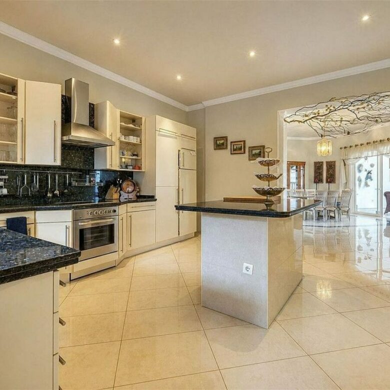 Sea view villa to renovate on a large plot in Hacienda Las Chapas, Marbella East